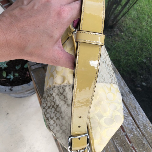 Beautiful Coach purse. Great for Spring and Summer. - Picture 9 of 14